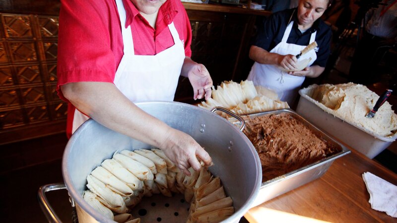 Mujeres preparando tamales