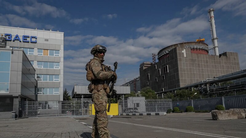 Soldado ucraniano custodia la central nuclear de Chernóbil