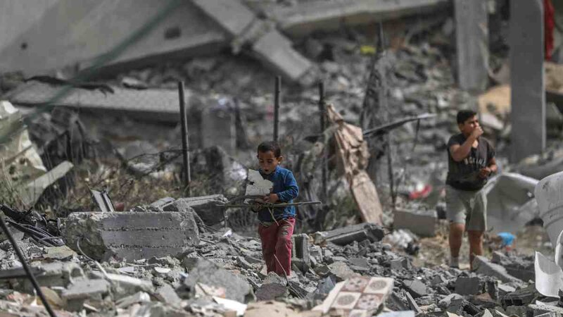 Niños jugando entre los escombros de la guerra