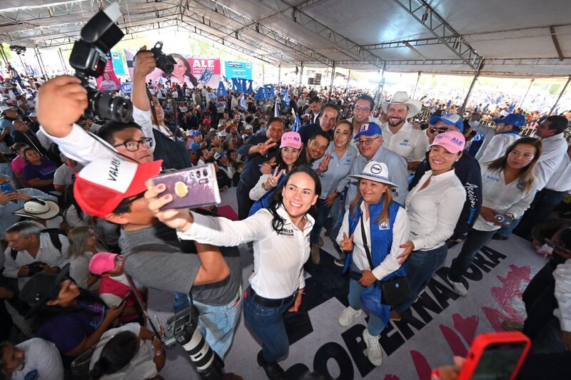 Candidata a gobernadora se toma una selfie con sus simpatizantes