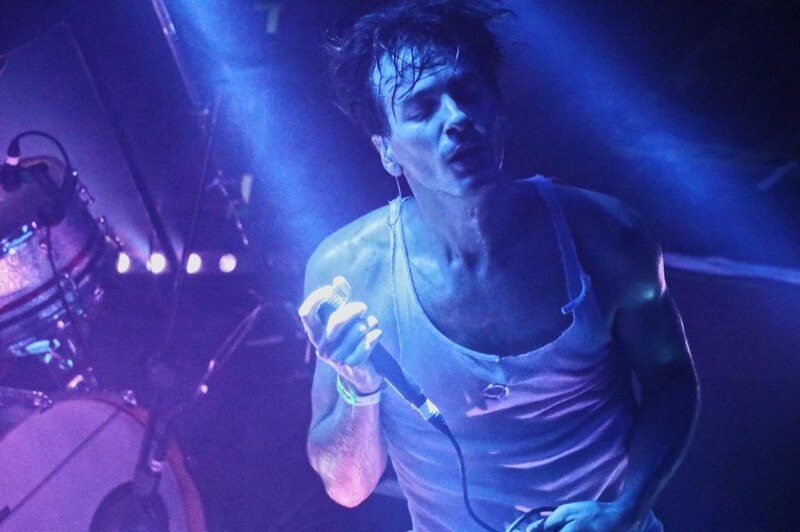 Cantante de rock en concierto