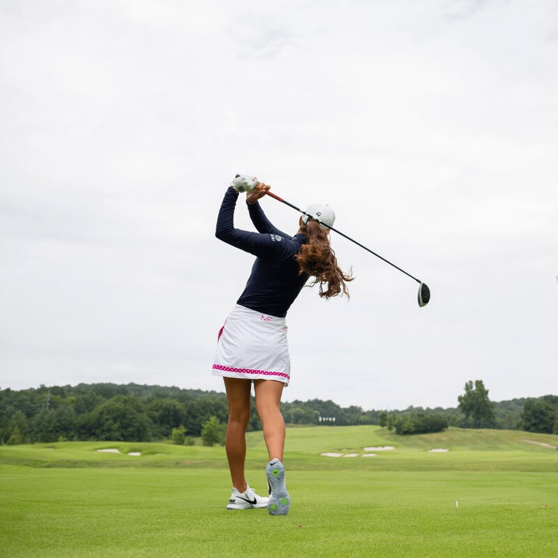 Mujer golfista en acción