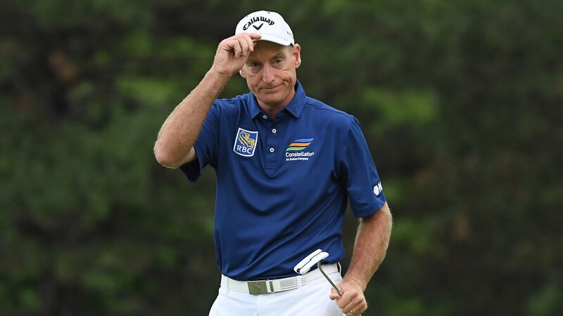 El golfista Jim Furyk se quita la gorra para saludar a la multitud después de ganar el torneo.