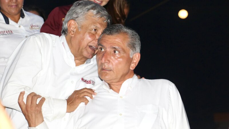 El presidente electo de México, Andrés Manuel López Obrador, saluda a su esposa, Beatriz Gutiérrez Müller, durante un evento en la Ciudad de México.