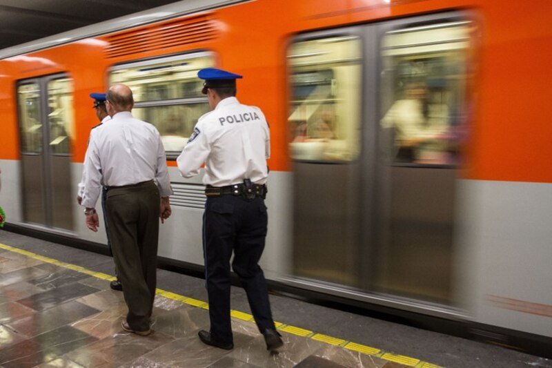 Policía en el metro
