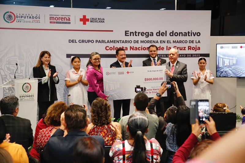 Entrega de donativo a la Cruz Roja Mexicana