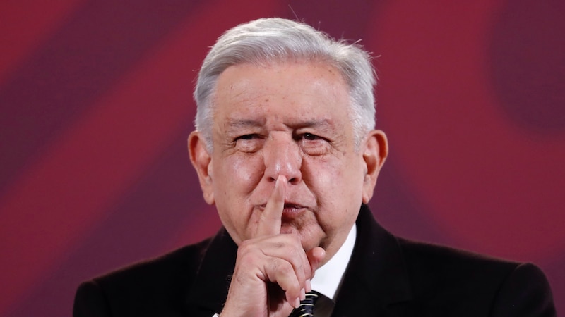 El presidente López Obrador pide silencio durante su discurso.