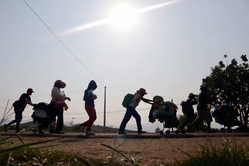Migrantes centroamericanos caminan hacia la frontera de Estados Unidos