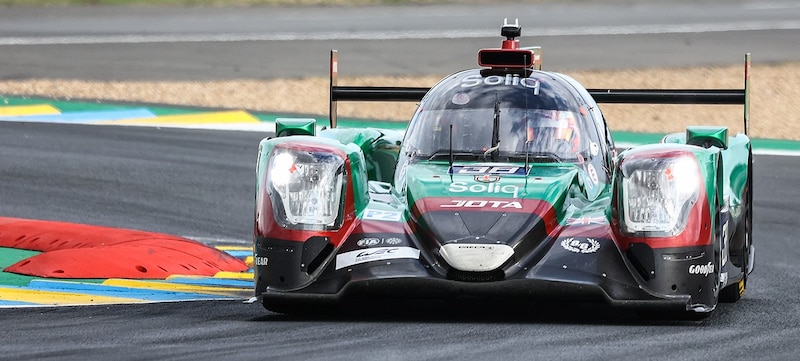 coche de carreras verde en la pista