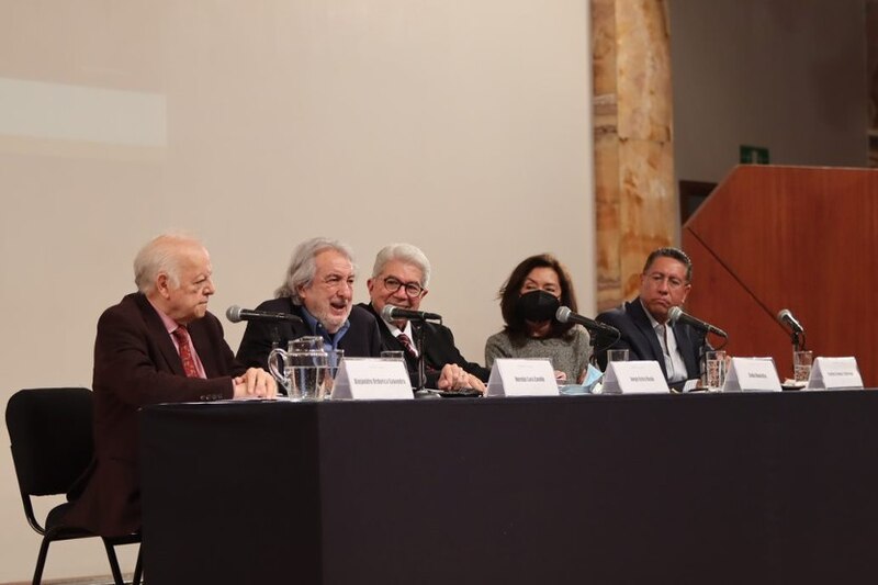 Mesa redonda sobre la importancia de la educación en la sociedad actual
