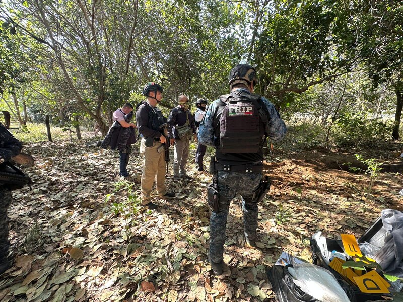 Elementos de seguridad en un operativo en La Concordia, Chiapas, tras el hallazgo de fosas clandestinas con cuerpos