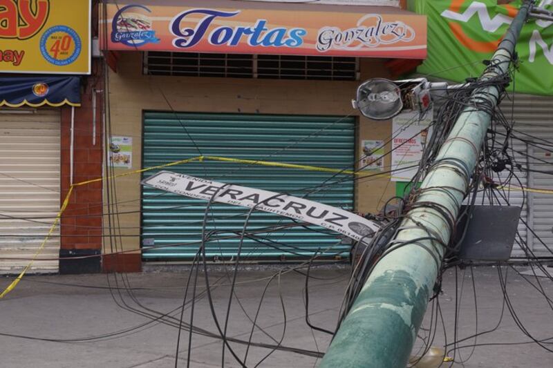 Un poste de luz caído en la Avenida Veracruz