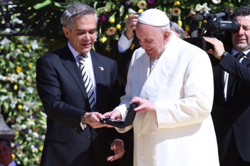 El Papa Francisco recibe la Medalla de la Paz de parte del Presidente Juan Manuel Santos