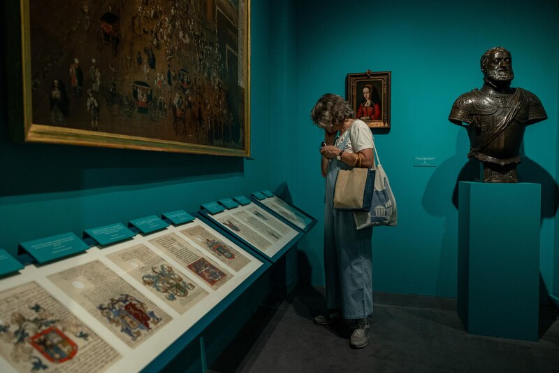 Mujer mirando una pintura en un museo