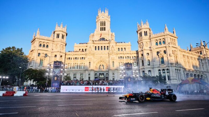 El piloto de Red Bull, Max Verstappen, realiza una exhibición en el Paseo de la Castellana de Madrid.