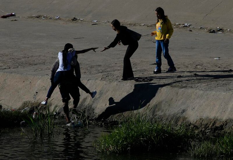 Migrantes cruzan el río Bravo para llegar a Estados Unidos