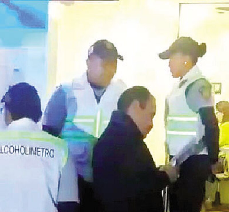 Un hombre es sometido a una prueba de alcoholemia por la policía