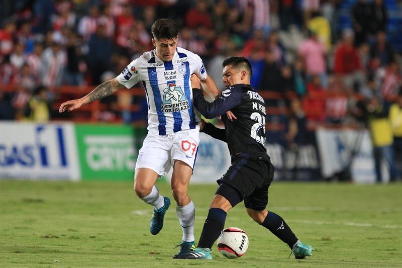 Jugadores de fútbol disputando un balón