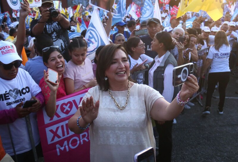 La candidata presidencial de Morena, Claudia Sheinbaum, saluda a sus simpatizantes durante un mitin en la Ciudad de México.