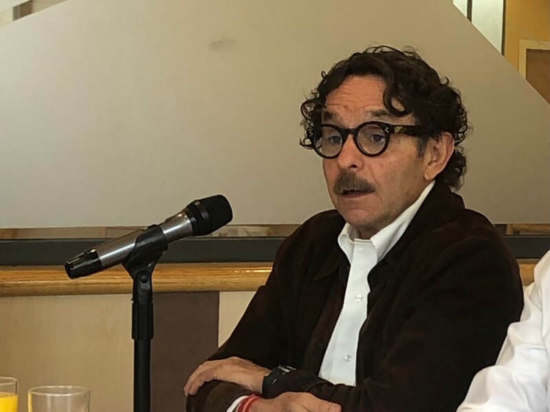 El escritor peruano Alfredo Bryce Echenique en una conferencia.