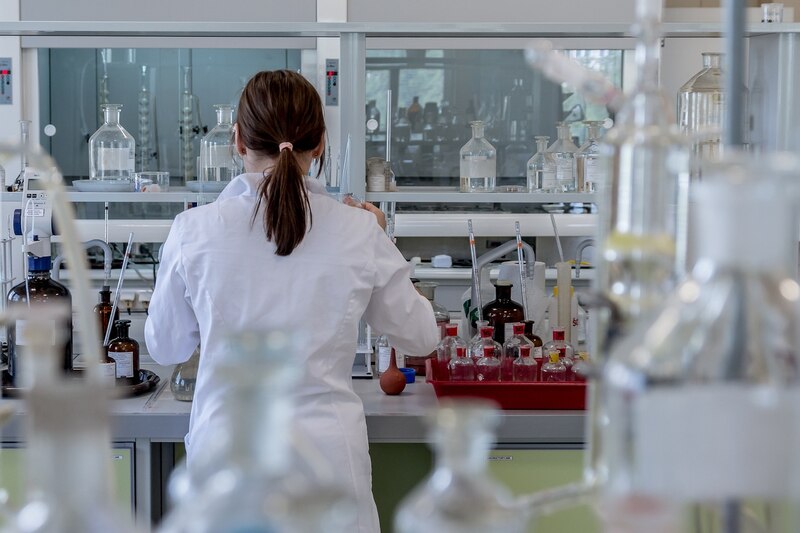 Mujer científica trabajando en un laboratorio