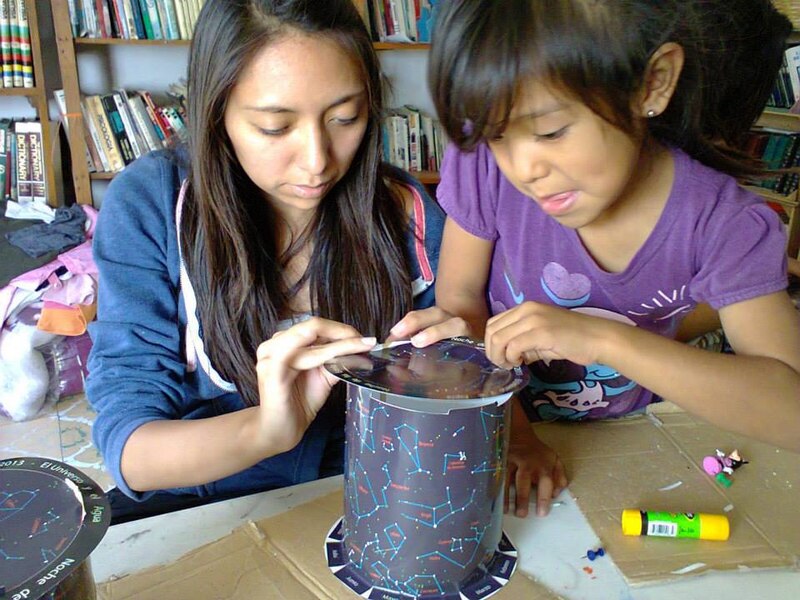 Niña y mujer haciendo una manualidad juntas