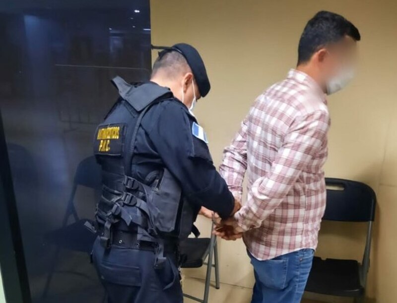 Policía detiene a un hombre por presunto delito
