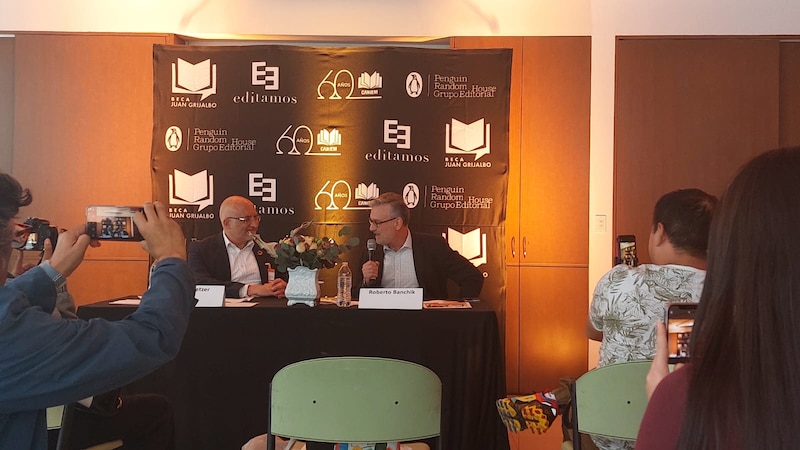 Roberto Banchik en la presentación de su libro "El vendedor de silencio"