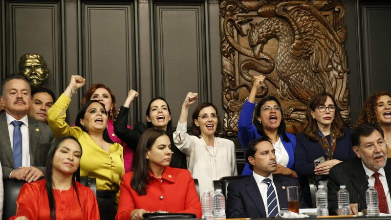 Las diputadas de Morena celebran la aprobación de la reforma eléctrica