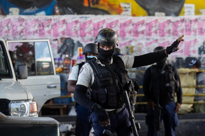 La policía detiene a un grupo de personas en una manifestación