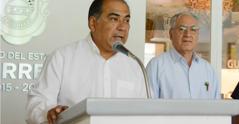 El gobernador de Guerrero, Héctor Astudillo, da un discurso durante un evento público.