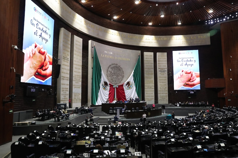 1. Sesión en el Congreso de la Unión.
2. Diputados y diputadas en el pleno del Congreso.
3. El pleno del Congreso de la Unión durante una sesión.
4. Sesión ordinaria en la Cámara de Diputados.
5. El Congreso de la Unión en sesión.
6. Sesión en la Cámara de Diputados del Congreso de la Unión.
7. El pleno del Congreso de la Unión en sesión ordinaria.
8. Sesión ordinaria en el Congreso de la Unión.
9. El Congreso de la Unión en sesión extraordinaria.
10. Sesión extraordinaria en el Congreso de la Unión.