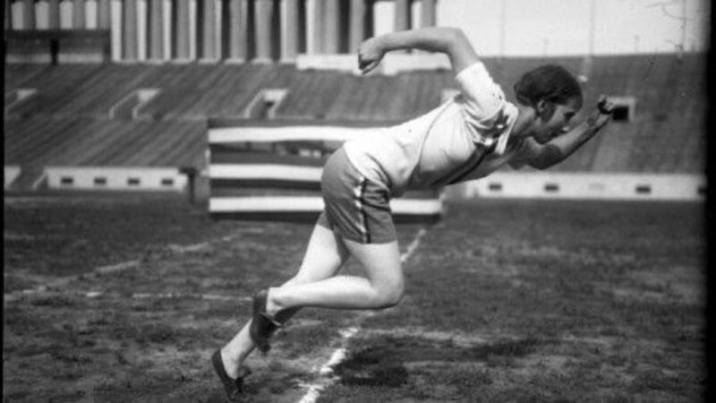Atleta femenina corriendo en una pista