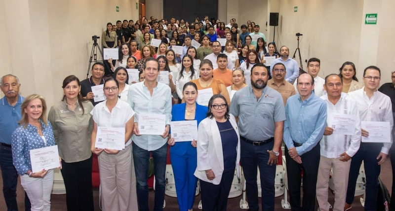 Entrega de reconocimientos a docentes del programa "Escuelas de Tiempo Completo"