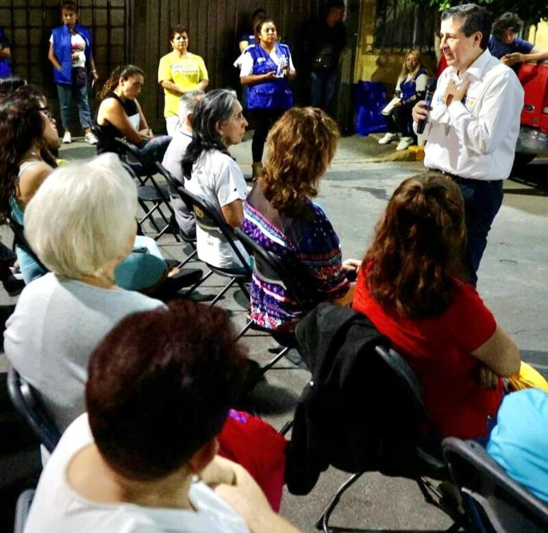 Político dando un discurso a un grupo de personas