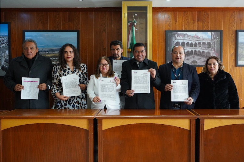 Firma de convenio entre el Ayuntamiento de Madrid y la Comunidad de Madrid para la creación de una nueva línea de autobús que conectará el norte y el sur de la ciudad.