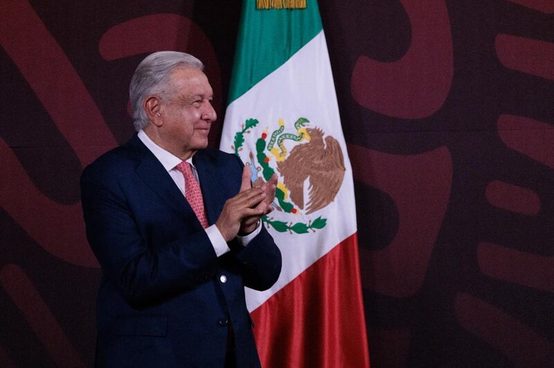 El presidente Andrés Manuel López Obrador aplaude durante un evento público.