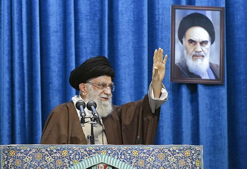 El ayatolá Jamenei pronuncia un discurso ante una multitud