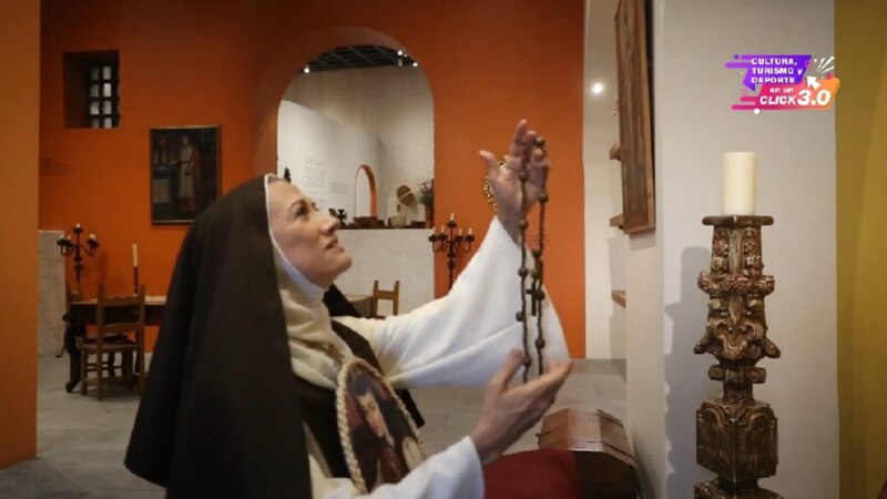 Monja rezando en un museo