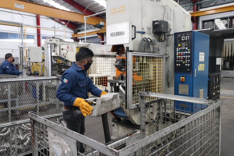 Obreros trabajando en una fábrica