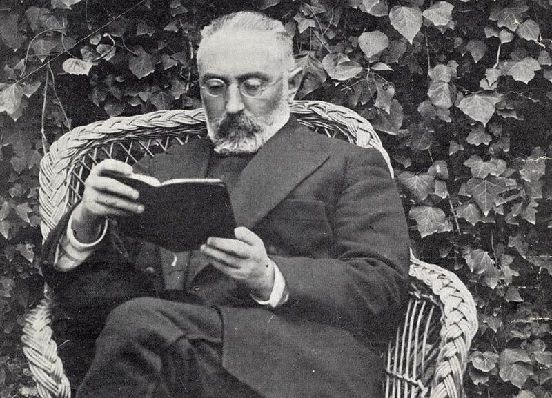 Benito Pérez Galdós leyendo en el jardín