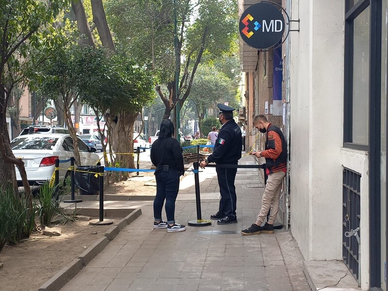 Policía detiene a dos personas en la calle