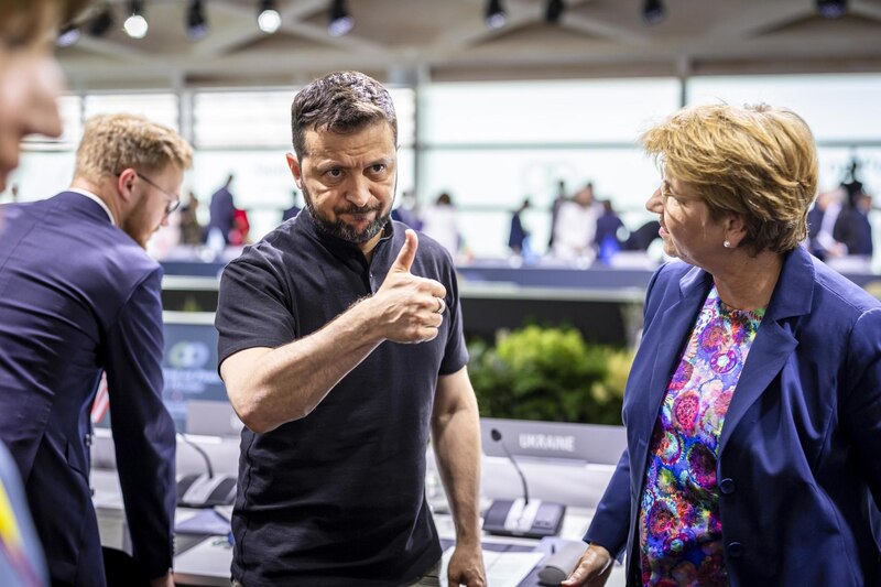 El presidente ucraniano, Volodímir Zelenski, saluda a la presidenta de la Comisión Europea, Ursula von der Leyen.