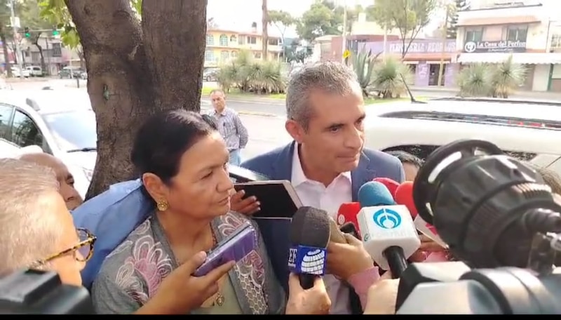 El alcalde de Medellín, Daniel Quintero, habla con la prensa.