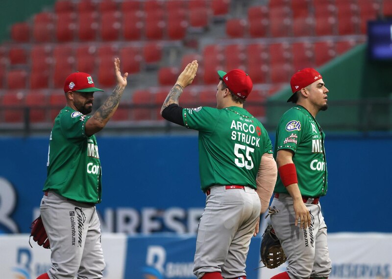 Title: ¡Los Mariachis celebran su victoria!