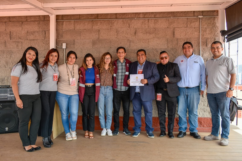 Entrega de reconocimiento a los participantes del programa de capacitación en liderazgo.