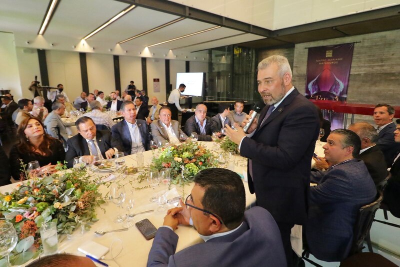 El presidente de la asociación de empresarios de la ciudad pronuncia un discurso durante la comida anual de la asociación.