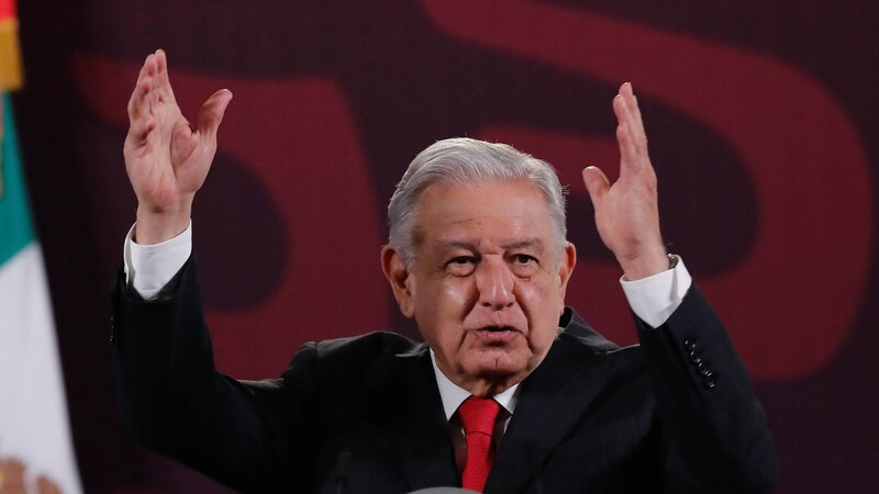 El presidente Andrés Manuel López Obrador habla en un evento público.