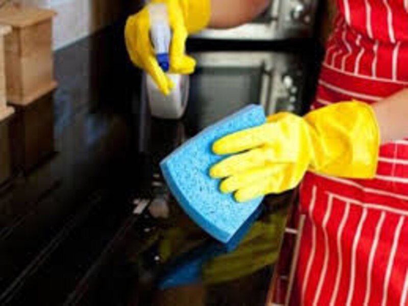 Mujer limpiando la cocina