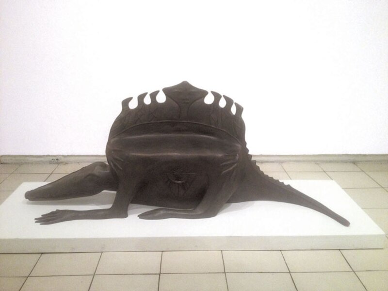 Escultura de un reptil